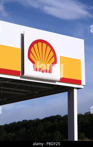 DEUBACHSHOF, Deutschland - 4. SEPTEMBER: Shell Tankstelle am 4. September 2010 in Deubachshof, Deutschland. Laut Forbes, Royal Dutch Shell Oil Company Stockfoto