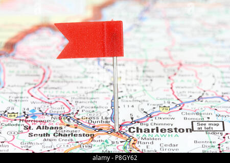 Charleston, West Virginia. Red Flag Pin auf einer alten Karte anzeigen Reiseziel. Stockfoto