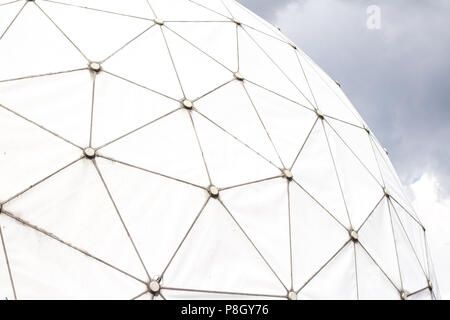 Turm der alten Radarstation-Dome/Radom auf Hören station Stockfoto