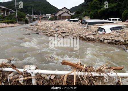 Hiroshima. 11. Juli 2018. Foto am 11. Juli 2018 getroffen, zeigt Hochwasser fließt durch ein Dorf in Kure, Hiroshima, südwestliche Japan. Die Zahl der Todesopfer Nach den sintflutartigen Regenfällen Rammbock westlichen Japan und zu verheerenden Überschwemmungen und tödlichen Erdrutschen erreicht 176 am Mittwoch, sagten die Behörden. Quelle: Ma Ping/Xinhua/Alamy leben Nachrichten Stockfoto