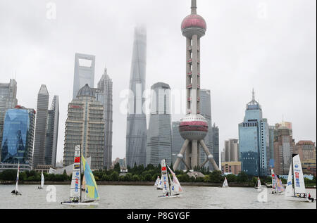 Shanghai. 11. Juli 2018. Segelboote sind auf den Huangpu Fluss während der Aktivität die 2018 Tag der Meere von China Kennzeichnung im Osten Chinas Shanghai, 11. Juli 2018 gesehen. Die 2018 Tag der Meere von China wurde am Mittwoch beobachtet. Credit: Fang Zhe/Xinhua/Alamy leben Nachrichten Stockfoto