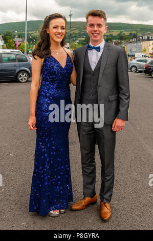 Bantry, Irland. 11. Juli 2018. Coláiste Pobail Bheanntraí Studenten Cáit Minihane, Bantry und Andrew Collins, Drinagh, sind dargestellt, bevor auf das Rochestown Park Hotel in Cork City für ihre Debs Ball. Credit: Andy Gibson/Alamy Leben Nachrichten. Stockfoto