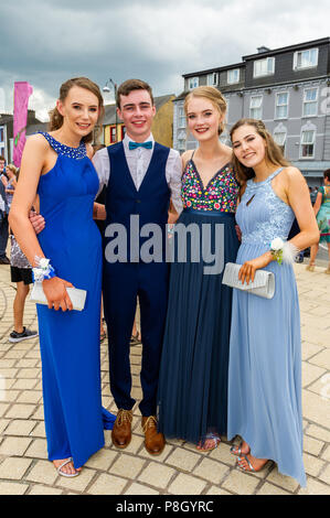 Bantry, Irland. 11. Juli 2018. Coláiste Pobail Bheanntraí Studenten Amy Harrington, Bantry; Aidan Murnane, Bantry, Ciara Shannon, Hollum und Yvonne Doyle, Kealkill, sind dargestellt, bevor auf das Rochestown Park Hotel in Cork City für ihre Debs Ball. Credit: Andy Gibson/Alamy Leben Nachrichten. Stockfoto