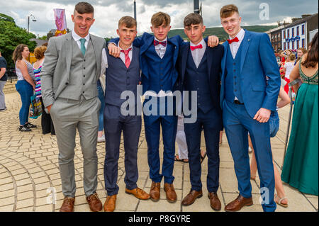 Bantry, Irland. 11. Juli 2018. Coláiste Pobail Bheanntraí Studenten Billy Foley, Ryan O'Sullivan, Eoin O'Donovan, Shane Murray und James Crowley, alle von Bantry, sind dargestellt, bevor auf das Rochestown Park Hotel in Cork City für ihre Debs Ball. Credit: Andy Gibson/Alamy Leben Nachrichten. Stockfoto