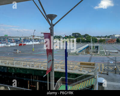 Bournemouth, UK. 11. Juli 2018. Die Arbeit beginnt mit der Instandsetzung der bröckelnden Parkhaus am Castlepoint in Bournemouth. Die viel-verzögerten Reparaturen nach der konkreten Struktur kommen zum ersten Mal abgesehen im Jahr 2003 fallen. Die Reparatur ist auf 5 Jahre dauern und die Geschäfte bleiben geöffnet. Kredit Thomas Faull/Alamy leben Nachrichten Stockfoto