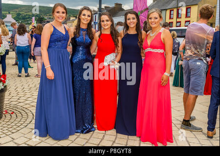 Bantry, Irland. 11. Juli 2018. Coláiste Pobail Bheanntraí Studenten Aoife Murnane, Fiona, Nora Barry O'Shea, Heidi und Clodagh Lynch, alle von Bantry, sind dargestellt, bevor auf das Rochestown Park Hotel in Cork City für ihre Debs Ball. Credit: Andy Gibson/Alamy Leben Nachrichten. Stockfoto