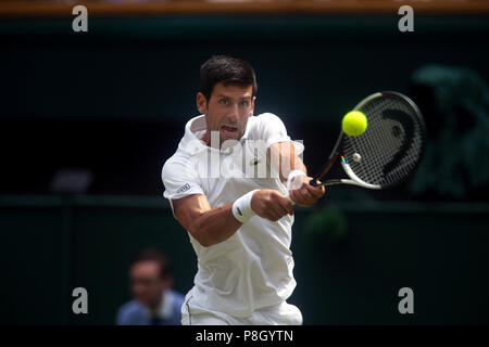 London, England - Juli 11., 2018. Wimbledon Tennis: Novak Djokovic während Viertelfinalegleichen gegen Kei Nishikori auf dem Center Court in Wimbledon. Quelle: Adam Stoltman/Alamy leben Nachrichten Stockfoto