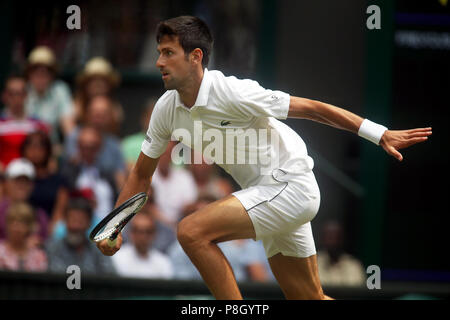 London, England - Juli 11., 2018. Wimbledon Tennis: Novak Djokovic während Viertelfinalegleichen gegen Kei Nishikori auf dem Center Court in Wimbledon. Quelle: Adam Stoltman/Alamy leben Nachrichten Stockfoto