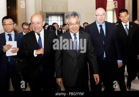 Paris, Frankreich. 9. Juli 2018. Besuch der Chinesischen Vice Premier Hu Chunhua (C) trifft sich mit der französische Außenminister Jean-Yves Le Drian (2 L) und Landwirtschaftsminister Stephane Travert (2. R) in Paris, Frankreich, 9. Juli 2018. Credit: Li Genxing/Xinhua/Alamy leben Nachrichten Stockfoto