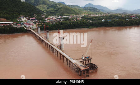 Luangprabang. 11. Juli 2018. Foto am 11. Juli zeigt den Luang Prabang Eisenbahnbrücke im Bau von der Chinesischen Firma China Railway Nr. 8 Engineering Group (CREC-8) auf dem Mekong bei Luang Prabang, Laos. Der Guss für die letzten Pier fahrzeugunterbodens von Luang Prabang Eisenbahnbrücke wurde erfolgreich abgeschlossen, die alle die Stiftung Bau der Kreuz zwei - Mekong River super großen Brücken entlang der China-Laos Eisenbahn. Credit: Liu Ailun/Xinhua/Alamy leben Nachrichten Stockfoto