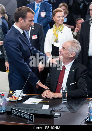 Belgien, Brüssel. 11. Juli 2018. Emmanuel Längestrich, Präsident von Frankreich, und Milos Zeman, dem Präsidenten der Tschechischen Republik, haben eine conversatiom an der ersten Arbeitssitzung des Nordatlantikrats auf dem NATO-Gipfel. Ab 11. Juli 2018 bis zum 12. Juli 2018 Regierungschefs der 29 NATO-Mitgliedstaaten und Vertretern der Europäischen Union, in die Gipfel der Organisation des Nordatlantikvertrags teilnehmen. Quelle: Bernd von Jutrczenka/dpa/Alamy leben Nachrichten Stockfoto