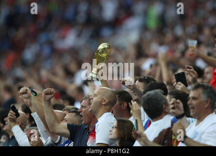 Moskau, Russland. 11. Juli 2018. Fans jubeln vor der 2018 FIFA World Cup Halbfinale zwischen England und Kroatien in Moskau, Russland, 11. Juli 2018. Credit: Xu Zijian/Xinhua/Alamy leben Nachrichten Stockfoto