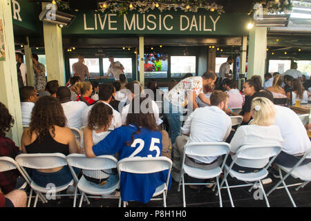 Fest Camden. Vereinigtes Königreich. 11. Juli 2018. Fans reagieren bevor England's Spiel mit Kroatien, England Fans bei Fest Camden, beobachten ihre Mannschaft spielen Kroatien Im zweiten Halbfinale. Michael Tubi/Alamy leben Nachrichten Stockfoto