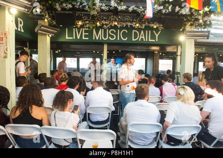 Fest Camden. Vereinigtes Königreich. 11. Juli 2018. Fans reagieren bevor England's Spiel mit Kroatien, England Fans bei Fest Camden, beobachten ihre Mannschaft spielen Kroatien Im zweiten Halbfinale. Michael Tubi/Alamy leben Nachrichten Stockfoto