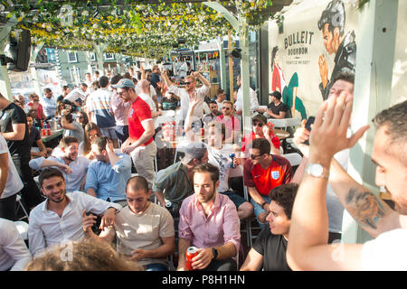 Fest Camden. Vereinigtes Königreich. 11. Juli 2018. Fans reagieren bevor England's Spiel mit Kroatien, England Fans bei Fest Camden, beobachten ihre Mannschaft spielen Kroatien Im zweiten Halbfinale. Michael Tubi/Alamy leben Nachrichten Stockfoto