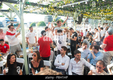 Fest Camden. Vereinigtes Königreich. 11. Juli 2018. Fans reagieren bevor England's Spiel mit Kroatien, England Fans bei Fest Camden, beobachten ihre Mannschaft spielen Kroatien Im zweiten Halbfinale. Michael Tubi/Alamy leben Nachrichten Stockfoto