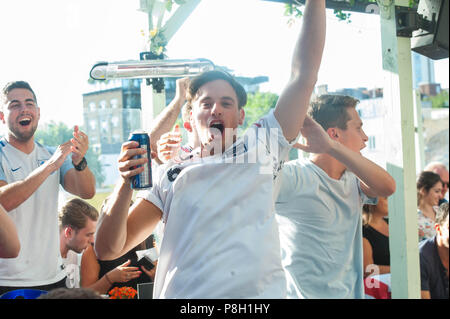 Fest Camden. Vereinigtes Königreich. 11. Juli 2018. Fans reagieren bevor England's Spiel mit Kroatien, England Fans bei Fest Camden, beobachten ihre Mannschaft spielen Kroatien Im zweiten Halbfinale. Michael Tubi/Alamy leben Nachrichten Stockfoto