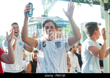 Fest Camden. Vereinigtes Königreich. 11. Juli 2018. Fans reagieren bevor England's Spiel mit Kroatien, England Fans bei Fest Camden, beobachten ihre Mannschaft spielen Kroatien Im zweiten Halbfinale. Michael Tubi/Alamy leben Nachrichten Stockfoto