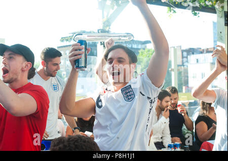 Fest Camden. Vereinigtes Königreich. 11. Juli 2018. Fans reagieren bevor England's Spiel mit Kroatien, England Fans bei Fest Camden, beobachten ihre Mannschaft spielen Kroatien Im zweiten Halbfinale. Michael Tubi/Alamy leben Nachrichten Stockfoto