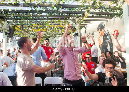 Fest Camden. Vereinigtes Königreich. 11. Juli 2018. Fans reagieren bevor England's Spiel mit Kroatien, England Fans bei Fest Camden, beobachten ihre Mannschaft spielen Kroatien Im zweiten Halbfinale. Michael Tubi/Alamy leben Nachrichten Stockfoto