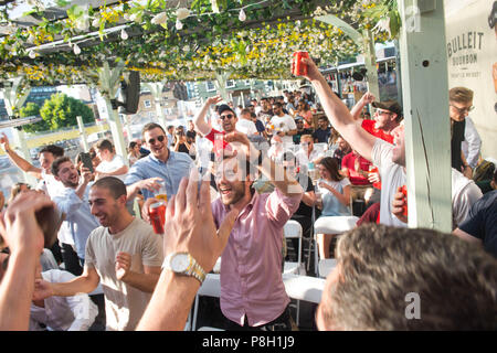 Fest Camden. Vereinigtes Königreich. 11. Juli 2018. Fans reagieren bevor England's Spiel mit Kroatien, England Fans bei Fest Camden, beobachten ihre Mannschaft spielen Kroatien Im zweiten Halbfinale. Michael Tubi/Alamy leben Nachrichten Stockfoto