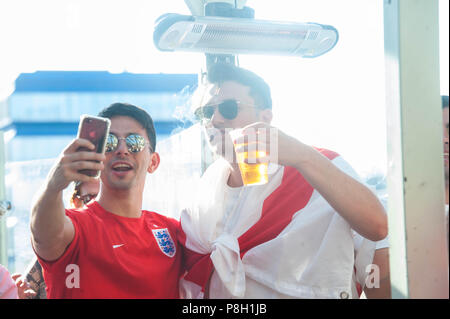 Fest Camden. Vereinigtes Königreich. 11. Juli 2018. Fans reagieren bevor England's Spiel mit Kroatien, England Fans bei Fest Camden, beobachten ihre Mannschaft spielen Kroatien Im zweiten Halbfinale. Michael Tubi/Alamy leben Nachrichten Stockfoto