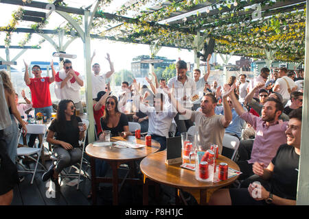 Fest Camden. Vereinigtes Königreich. 11. Juli 2018. Fans reagieren bevor England's Spiel mit Kroatien, England Fans bei Fest Camden, beobachten ihre Mannschaft spielen Kroatien Im zweiten Halbfinale. Michael Tubi/Alamy leben Nachrichten Stockfoto