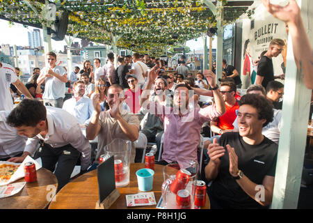 Fest Camden. Vereinigtes Königreich. 11. Juli 2018. Fans reagieren bevor England's Spiel mit Kroatien, England Fans bei Fest Camden, beobachten ihre Mannschaft spielen Kroatien Im zweiten Halbfinale. Michael Tubi/Alamy leben Nachrichten Stockfoto