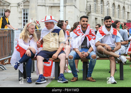 Millennium Square, Leeds, Großbritannien. 11. Juli 2018, Millennium Square, Leeds, England; FIFA WM Halbfinale Kroatien v England live großen Bildschirm anzeigen in Millennium Square Leeds; Menschenmassen versammeln, England im Semi-final Credit: Aktuelles Bilder/Alamy leben Nachrichten Stockfoto