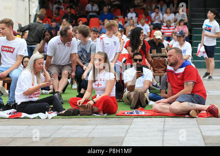 Millennium Square, Leeds, Großbritannien. 11. Juli 2018, Millennium Square, Leeds, England; FIFA WM Halbfinale Kroatien v England live großen Bildschirm anzeigen in Millennium Square Leeds; Menschenmassen versammeln, England im Semi-final Credit: Aktuelles Bilder/Alamy leben Nachrichten Stockfoto