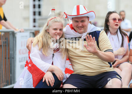 Millennium Square, Leeds, Großbritannien. 11. Juli 2018, Millennium Square, Leeds, England; FIFA WM Halbfinale Kroatien v England live großen Bildschirm anzeigen in Millennium Square Leeds; Menschenmassen versammeln, England im Semi-final Credit: Aktuelles Bilder/Alamy leben Nachrichten Stockfoto