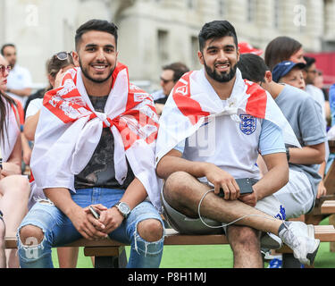 Millennium Square, Leeds, Großbritannien. 11. Juli 2018, Millennium Square, Leeds, England; FIFA WM Halbfinale Kroatien v England live großen Bildschirm anzeigen in Millennium Square Leeds; Menschenmassen versammeln, England im Semi-final Credit: Aktuelles Bilder/Alamy leben Nachrichten Stockfoto