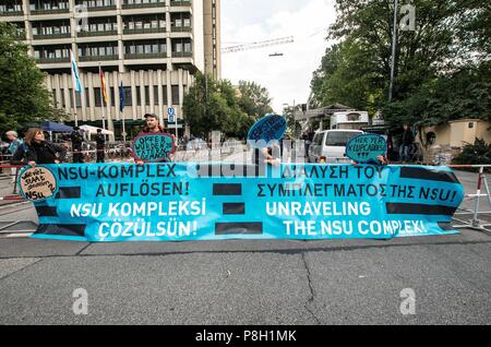 München, Bayern, Deutschland. 11. Juli 2018. ''Dissolve der NSU-Komplex, der sich auf die Justiz und Strafverfolgung behauptet, dass die NSU terror Zelle existiert nicht mehr. Kritiker behaupten, dass die meisten Mitglieder noch auf freiem Fuß sind und dass es ein cover up. Nach fünf Jahren und rund 400 Prozess Tage, deutscher Neonazi terroristischen Beate Zschape erhielt eine lebenslange Haftstrafe mit einem speziellen Klassifizierung der schweren Kriminalität, die ihr Minimum Inhaftierung 21 Jahre machen wird. Credit: ZUMA Press, Inc./Alamy leben Nachrichten Stockfoto