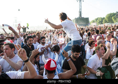 London, Großbritannien. 11. Juli 2018. 30.000 Fans feiern England England's erstes Ziel gegen Kroatien bei der öffentlichen Vorführung des FIFA WM 2018 Halbfinale im Hyde Park, die größte derartige Screening von einem Fußballspiel seit 1996. Die Veranstaltung wurde durch den Bürgermeister von London und Regierung in Verbindung mit den Royal Parks, die Football Association und anderen Einrichtungen organisiert. Das Spiel bietet England die Chance, ihren ersten WM-Finale seit 1966, die einzige Gelegenheit sie das Turnier gewonnen haben zu erreichen. Credit: Mark Kerrison/Alamy leben Nachrichten Stockfoto