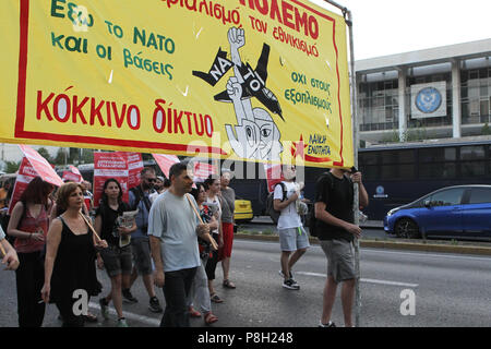 Athen, Griechenland. 11. Juli 2018. Anti-NATO-Protest außerhalb der US-Botschaft in Athen während des NATO-Gipfels in Brüssel. Die Staats- und Regierungschefs der NATO versammeln sich in Brüssel zu einem zweitägigen Gipfel Russland, Irak und ihrer Mission in Afghanistan zu diskutieren. Credit: aristidis Vafeiadakis/ZUMA Draht/Alamy leben Nachrichten Stockfoto