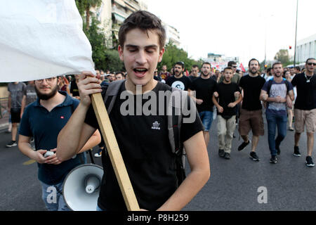 Athen, Griechenland. 11. Juli 2018. Anti-NATO-Protest außerhalb der US-Botschaft in Athen während des NATO-Gipfels in Brüssel. Die Staats- und Regierungschefs der NATO versammeln sich in Brüssel zu einem zweitägigen Gipfel Russland, Irak und ihrer Mission in Afghanistan zu diskutieren. Credit: aristidis Vafeiadakis/ZUMA Draht/Alamy leben Nachrichten Stockfoto