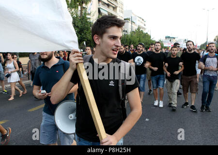 Athen, Griechenland. 11. Juli 2018. Anti-NATO-Protest außerhalb der US-Botschaft in Athen während des NATO-Gipfels in Brüssel. Die Staats- und Regierungschefs der NATO versammeln sich in Brüssel zu einem zweitägigen Gipfel Russland, Irak und ihrer Mission in Afghanistan zu diskutieren. Credit: aristidis Vafeiadakis/ZUMA Draht/Alamy leben Nachrichten Stockfoto