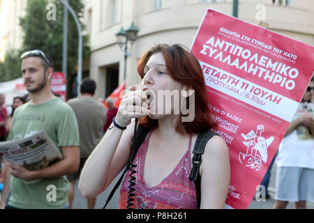 Athen, Griechenland. 11. Juli 2018. Anti-NATO-Protest außerhalb der US-Botschaft in Athen während des NATO-Gipfels in Brüssel. Die Staats- und Regierungschefs der NATO versammeln sich in Brüssel zu einem zweitägigen Gipfel Russland, Irak und ihrer Mission in Afghanistan zu diskutieren. Credit: aristidis Vafeiadakis/ZUMA Draht/Alamy leben Nachrichten Stockfoto