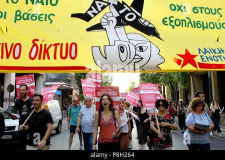 Athen, Griechenland. 11. Juli 2018. Anti-NATO-Protest außerhalb der US-Botschaft in Athen während des NATO-Gipfels in Brüssel. Die Staats- und Regierungschefs der NATO versammeln sich in Brüssel zu einem zweitägigen Gipfel Russland, Irak und ihrer Mission in Afghanistan zu diskutieren. Credit: aristidis Vafeiadakis/ZUMA Draht/Alamy leben Nachrichten Stockfoto