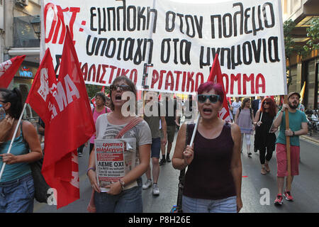 Athen, Griechenland. 11. Juli 2018. Anti-NATO-Protest außerhalb der US-Botschaft in Athen während des NATO-Gipfels in Brüssel. Die Staats- und Regierungschefs der NATO versammeln sich in Brüssel zu einem zweitägigen Gipfel Russland, Irak und ihrer Mission in Afghanistan zu diskutieren. Credit: aristidis Vafeiadakis/ZUMA Draht/Alamy leben Nachrichten Stockfoto