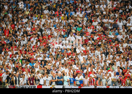 Luzhniki Stadion, Moskau, Russland. 11. Juli 2018. FIFA WM Fußball, Halbfinale, Kroatien gegen England, englische Fans animierte als ihr Team voran geht der Credit: Aktion plus Sport/Alamy leben Nachrichten Stockfoto