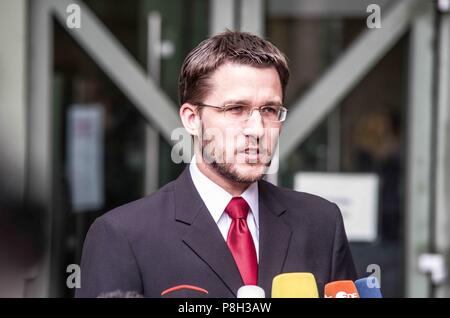 Juli 11, 2018 - Munich, Bayern, Deutschland - MATHIAS GRASEL cousel für Zschape. Nach fünf Jahren und rund 400 Prozess Tage, deutscher Neonazi terroristischen Beate Zschape (ZschÃ¤Pe) war eine lebenslange Haftstrafe mit einem speziellen Klassifizierung der schweren Kriminalität, die ihr Minimum Inhaftierung 21 Jahre machen wird. Weitere Angeklagte wie Andre Eminger erhielt nur 2,5 Jahre, trotz spielen eine wesentliche Rolle in der NATIONALSOZIALISTISCHE U-Bahnnetz. Zahlreiche Neonazis wurden in den Gerichtssaal, einschließlich überführter terrorist Karl-Heinz Statzberger. Die Gruppe jubelten auf der light Satz zu Em gegeben Stockfoto