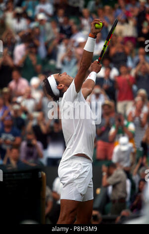 London, Großbritannien. 11. Juli 2018. Wimbledon Tennis: Der Spanier Rafael Nadal, feiert seinen 5 Satz Sieg über Juan Martin Del Potro in ihrer Viertelfinalegleichen auf dem Center Court in Wimbledon gestern. Quelle: Adam Stoltman/Alamy leben Nachrichten Stockfoto