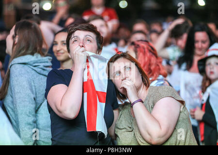 Millennium Square, Leeds, Großbritannien. 11. Juli 2018, Millennium Square, Leeds, England; FIFA WM Halbfinale Kroatien v England live großen Bildschirm anzeigen in Millennium Square Leeds; Fans sind am whits Ende als England gehen aus dem WM-Kredit: Aktuelles Bilder/Alamy leben Nachrichten Stockfoto