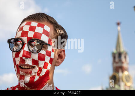 Moskau, Russland. 11. Juli 2018. Englisch und Kroatisch Fußballfan Beifall auf den Roten Platz in Moskau während der WM FIFA Russland 2018 Credit: Nikolay Winokurow/Alamy leben Nachrichten Stockfoto