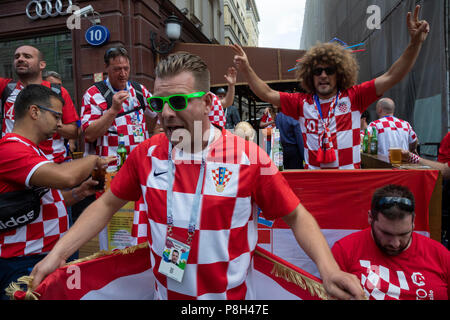 Moskau, Russland. 11. Juli 2018. Kroatischen Fußball-Fans jubeln bei nikolskaya Street von Moskau vor dem Spiel England gegen Kroatien der FIFA WM 2018 Russland Stockfoto