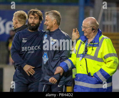 Mourneview Park, Lurgan, Nordirland. 11. Juli 2018. UEFA Europa League (erste Qualifikationsrunde), Glenavon mit v Molde. Lenavon manager Gary Hamilton (links) und Molde manager Ole Gunnar Solskjær. Quelle: David Hunter/Alamy Leben Nachrichten. Stockfoto