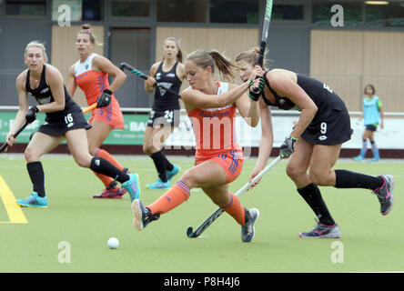 Grünwald bei München, Deutschland. 11. Juli 2018. Von links vor KELLY JONKER (Niederlande) schießt wie Bach NEAL (Neuseeland) verteidigt, Women's Hockey, echten vier Nationen Cup 2018. Neuseeland Niederlande 3-1 Niederlagen im Freizeitpark Grünwald. Quelle: Wolfgang Fehrmann/ZUMA Draht/Alamy leben Nachrichten Stockfoto