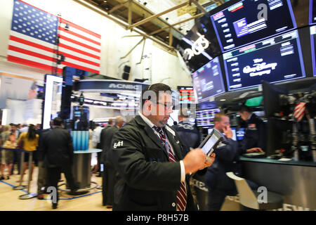 (180711) - NEW YORK, 11. Juli 2018 (Xinhua) - die Händler an der New York Stock Exchange in New York, USA, am 11. Juli 2018. Us-Aktien geschlossen am Mittwoch. Der Dow Jones Industrial Average war unten 219.21 Punkte oder 0,88 Prozent auf 24,700.45. Der S&P 500 um 19.82 Punkte oder 0,71 Prozent auf 2,774.02. Der Nasdaq Composite Index gesunken 42.59 Punkte oder 0,55 Prozent auf 7,716.61. (Xinhua / Wang Ying) Stockfoto