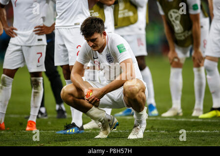 Moskau, Russland. 11. Juli 2018. Harry Maguire von England sieht nach der 2018 FIFA World Cup Semi Final Match zwischen Kroatien und England an Luzhniki Stadion am 11. Juli 2018 in Moskau, Russland niedergeschlagen. (Foto von Daniel Chesterton/phcimages.com) Credit: PHC Images/Alamy leben Nachrichten Stockfoto